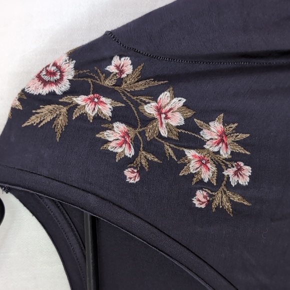 American Eagle Soft and Sexy Dark Grey Vneck Tee Shoulder Embroidery Size Large - Picture 3 of 5